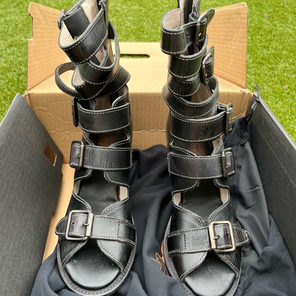 Freebird Bond size 7 Black Gladiator Sandals with Buckle Straps New in box